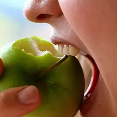 Ile po dentyście nie jeść? Dieta i zasady po każdym zabiegu.