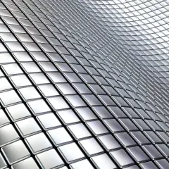 Metaliczne kwadraty tworzą falistą powierzchnię, przypominającą tabelę gatunków stali nierdzewnej.