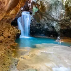 Cascada en una cueva, ideal para excursiones cerca de Zaragoza con agua cristalina y formaciones rocosas.