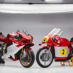 Dos motos MV Agusta, una moderna y otra clásica de competición, listas para la acción en el mundo MV Agusta MotoGP.