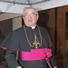 Biskup w stroju pontyfikalnym, z krzyżem na szyi. Zastanawiasz się, ile w Polsce jest biskupów?