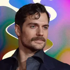 Un homme au regard intense, sa moustache parfaitement taillée, sur un fond abstrait aux couleurs vives.