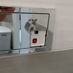 Jak zdjąć przycisk spłuczki podtynkowej Cersanit? Widoczny mechanizm z czerwonym przyciskiem.
