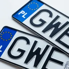 Dwie polskie tablice rejestracyjne z literami "GWE". Czekają na legalną rpz rejestrację.