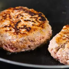 Hamburger fatti in casa: i trucchi per una carne succosa e perfetta