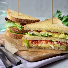 En saftig club sandwich halloumi med krispigt bacon, tomat och sallad. Perfekt för en lunch!