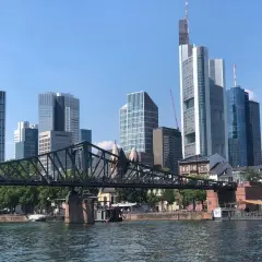 Skyline von Frankfurt mit dem Eisernen Steg und dem Main. Perfekt für Sightseeing Frankfurt.