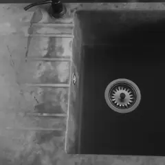 Zlewozmywak ceramiczny z widocznymi przebarwieniami. Dowiedz się, jak usunąć przebarwienia na zlewie ceramicznym, aby przywrócić mu blask.