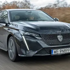 Czarny Peugeot 308 w ruchu drogowym. Sprawdź aktualną peugeot 308 cena i wyposażenie.