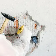 Ile kosztuje skucie starego tynku? Poznaj ceny i ukryte koszty
