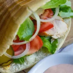 Domowy kebab z kurczakiem, warzywami i sosem.
