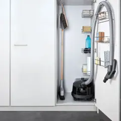 Solución de almacenamiento para aspiradora y escoba, con estantes para productos de limpieza.