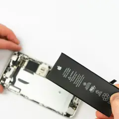 Wymiana baterii iPhone jest potrzebna, gdy jej kondycja spada. Widać tu proces wymiany.