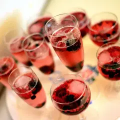 Kilka kieliszków z różowym napojem i owocami leśnymi. Czy piwo może zamarznąć? Te drinki wyglądają na orzeźwiające, ale nie na zamrożone.