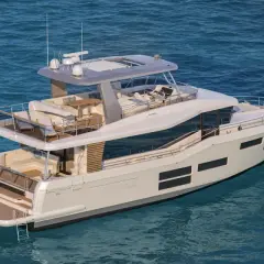 Un lussuoso yacht elettrico bianco naviga su acque blu, con ampi ponti e comode aree salotto.