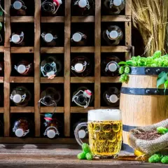 Piwo w kuflu, beczka chmielu i butelki w drewnianej skrzynce. Zastanawiasz się, ile może stać otwarte piwo? Lepiej wypić od razu!