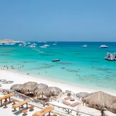 Piękna plaża w Hurghadzie z turkusową wodą, idealna do kąpieli. Temperatura wody w Hurghadzie zachęca do relaksu.