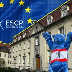 Blauer Buddy Bear vor dem ESCP Business School Berlin Gebäude, mit EU-Flagge im Hintergrund.