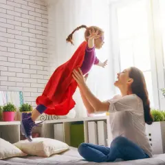 Mama rzuca córkę w stroju superbohaterki. To są babciowe dla kogo? Dla małych odkrywców!