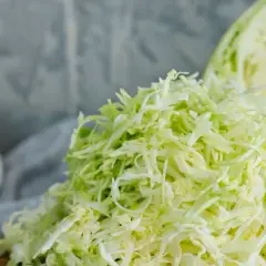 Surówka z białej kapusty jak z restauracji? Poznaj sekrety!