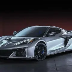 Chevrolet Corvette plateado, un deportivo de ensueño con líneas agresivas y ruedas negras, listo para la velocidad.