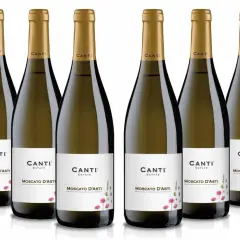 Sześć butelek wina Moscato d'Asti z białymi etykietami i złotymi kapslami, ozdobione delikatnymi kwiatami.