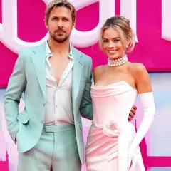Ryan Gosling i Margot Robbie, gwiazdy filmu Barbie, na premierze. Ona w różowej sukni, on w miętowym garniturze.