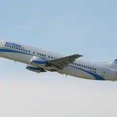 Boeing 737-800 Enter Air wznoszący się na tle błękitnego nieba.