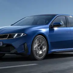 Azul BMW i3 en carretera, listo para explorar con gran autonomía.