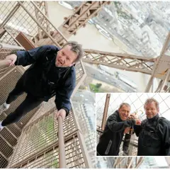 Un homme escalade les marches de la Tour Eiffel, atteignant le 3ème étage. Une vue imprenable sur Paris s'offre à lui.