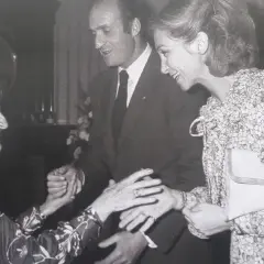 Dolores Rivas Cherif sonríe al saludar al rey Juan Carlos I y a la reina Sofía.