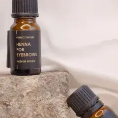 Henna do brwi w odcieniu średniego brązu, idealna dla przyszłych mam. Delikatna formuła dla pięknych brwi w ciąży.
