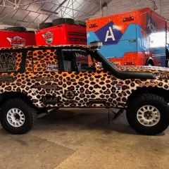 Toyota HDJ 80 preparado con un llamativo diseño de leopardo, listo para la aventura.