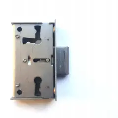 Metalowy zamek meblowy nakładany z otworem na klucz i mechanizmem zapadkowym, gotowy do montażu.