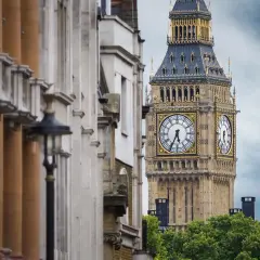 Big Ben w Londynie. Zastanawiasz się, ile funtów zabrać do Anglii na tydzień?