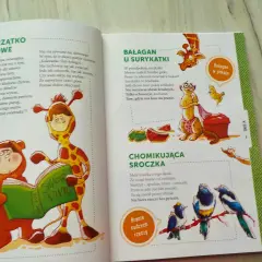 Dzieci w strojach zwierząt uczą się zasad dobrego wychowania, czytając książkę "Savoir Vivre". Ilustracja pokazuje, jak ważne są dobre maniery.