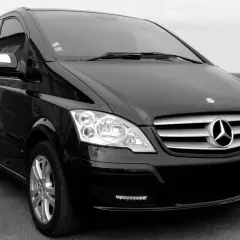 Minibus noir prêt pour le transport Paris Beauvais. Confort et style pour votre trajet.