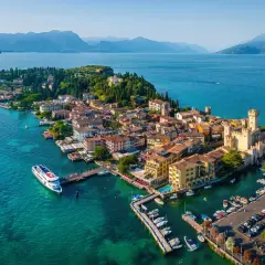 Vue aérienne de Sirmione, une ville pittoresque sur le lac de Garde, avec son château médiéval et ses eaux turquoise.