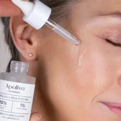En droppe peeling med glykolsyra appliceras på huden. Produkten från Apoliva Advanced innehåller PHA, AHA och BHA för hudvård.