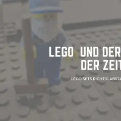 Ein Lego-Männchen mit Besen steht vor dem Text "LEGO UND DER STAUB DER ZEIT". Es ist Zeit, die Lego-Sets richtig zu entstauben.