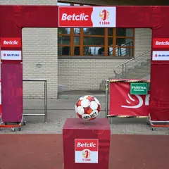 Piłkarska brama z logo Betclic i 1 Ligi, symbolizująca początek sezonu, kiedy rusza ekstraklasa.