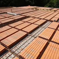 Budowa stropu Teriva: widok na ceglane pustaki i zbrojenie. Widać, ile styropianu na strop Teriva będzie potrzebne do izolacji.