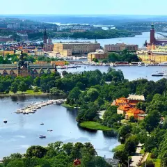 Widok na miasto z wodą i zielenią. W oddali widać budynki, a na pierwszym planie rzekę z łodziami. To piękny krajobraz, jakby z lotniska Nyo.