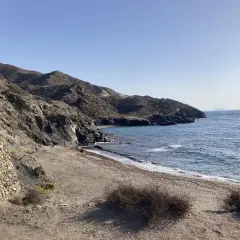 La cala Mal Paso en Almería, con sus montañas áridas y el mar azul, invita a la aventura.
