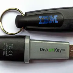 Ein IBM DiskOnKey-USB-Stick, der zeigt, seit wann es USB-Sticks gibt.