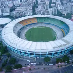 Widok z lotu ptaka na stadion Maracana, imponująca budowla z zieloną murawą i trybunami, których pojemność robi wrażenie.