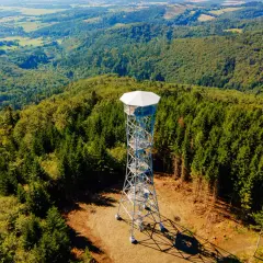 Wieża widokowa na Kłodzkiej Górze góruje nad gęstym lasem. Rozpościera się stąd piękny widok na okoliczne wzgórza i doliny.