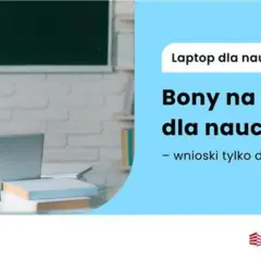 Uśmiechnięta nauczycielka przy biurku z laptopem. Program "Bony na laptopy dla nauczycieli" wspiera edukację.