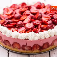 Pyszny tort truskawkowy z bitą śmietaną, idealny przepis na lato.