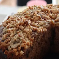 Szybkie ciasto z orzechami włoskimi, pachnące bananem i posypane chrupiącą kruszonką. Idealne na deser.